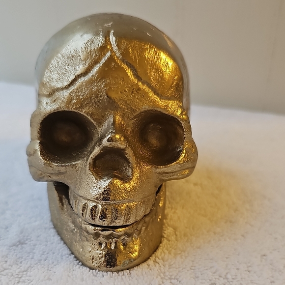 New Shiny Gold Skull with Hallowed Out Center Halloween Decor 3"x3" - Picture 2 of 12